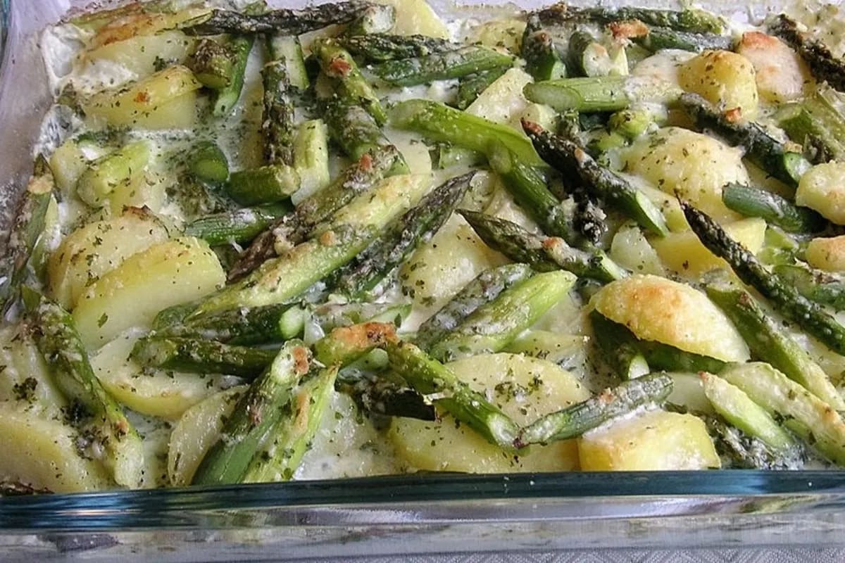 Goldbraun überbackener Kartoffel‑Spargel‑Auflauf mit geschmolzenem Parmesan, angerichtet in einer Auflaufform