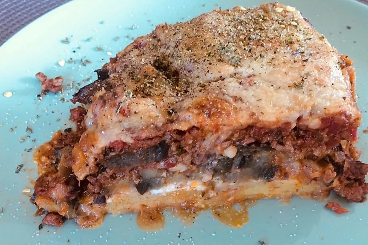 Goldbraune Moussaka mit Kartoffeln, Auberginen und cremiger Béchamel im Auflaufbehälter
