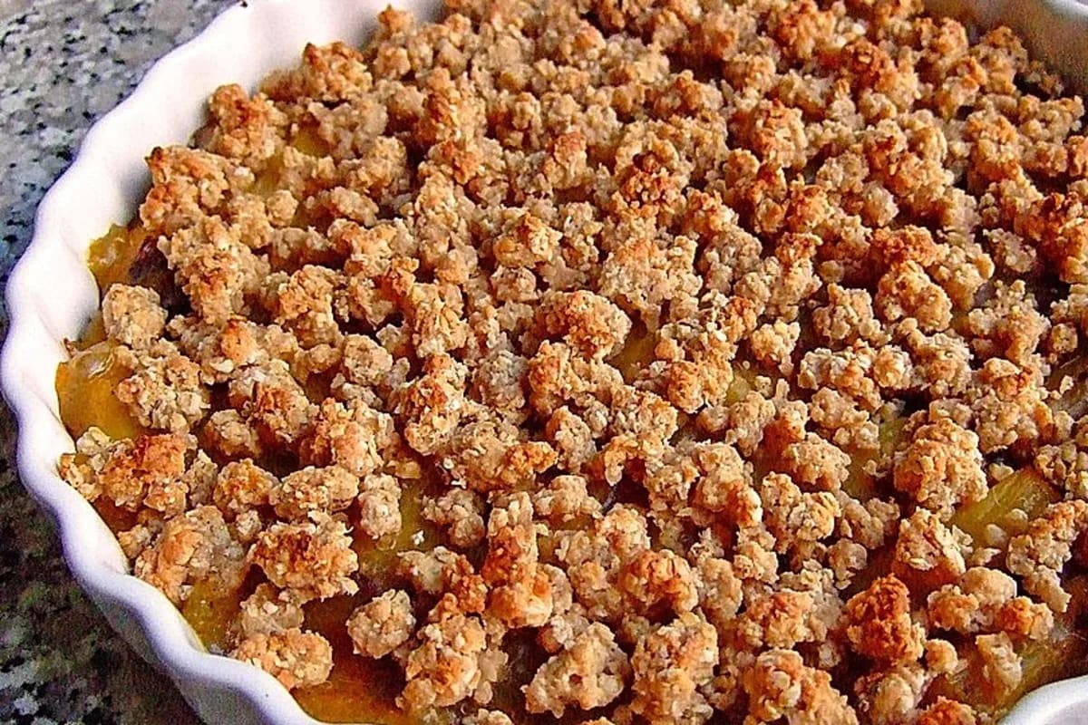 Goldbrauner Rhabarber-Crumble in einer Auflaufform, knusprige Streusel sichtbar