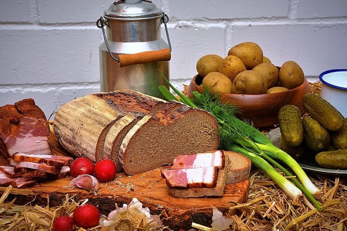 Frisch gebackenes Bauernbrot mit knuspriger Kruste und offenem Laib, auf einem Holzbrett platziert