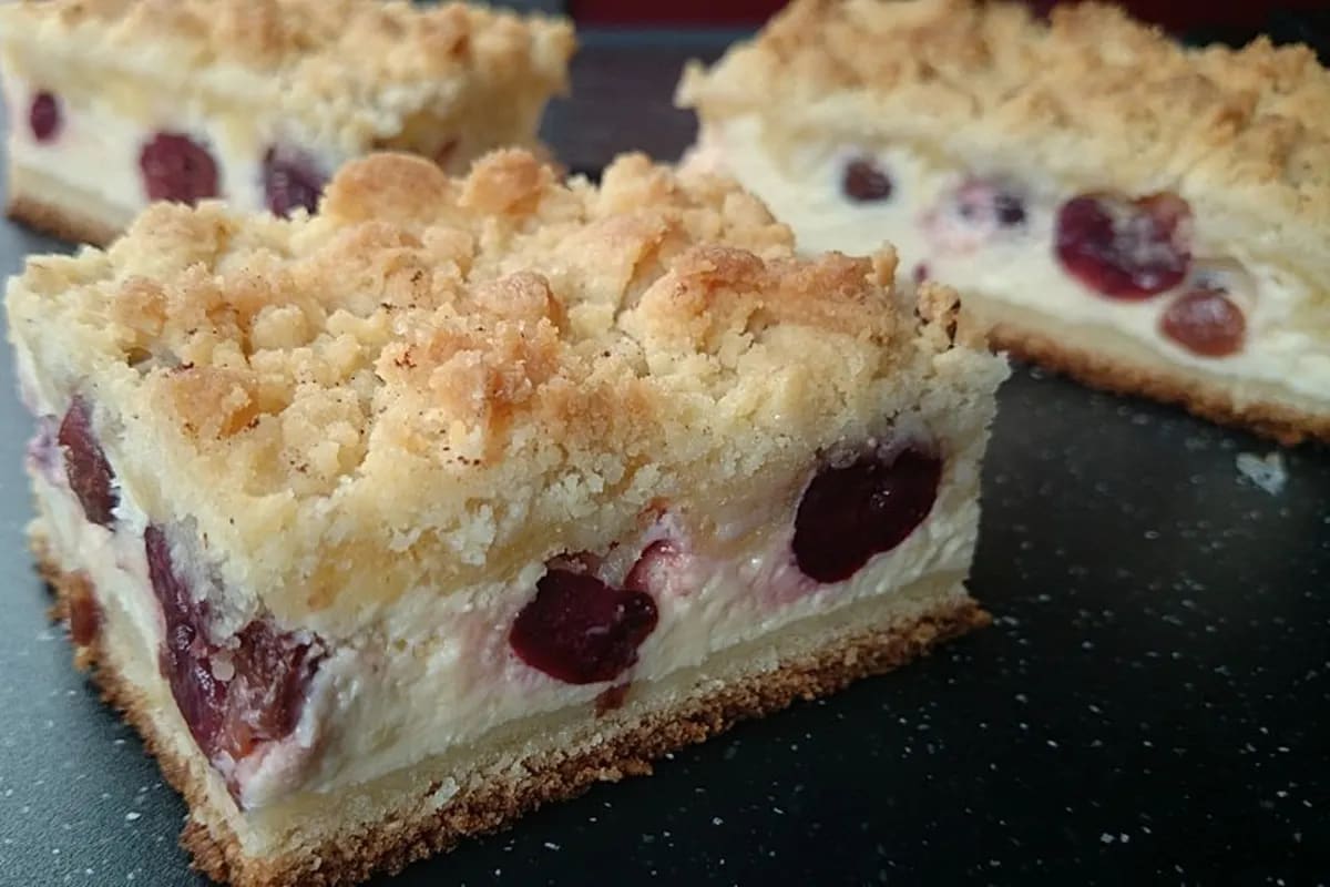 Selbstgemachter Yufka-Teig, gefüllt mit cremiger Quarkmasse, goldbraun gebacken und in Scheiben geschnitten.