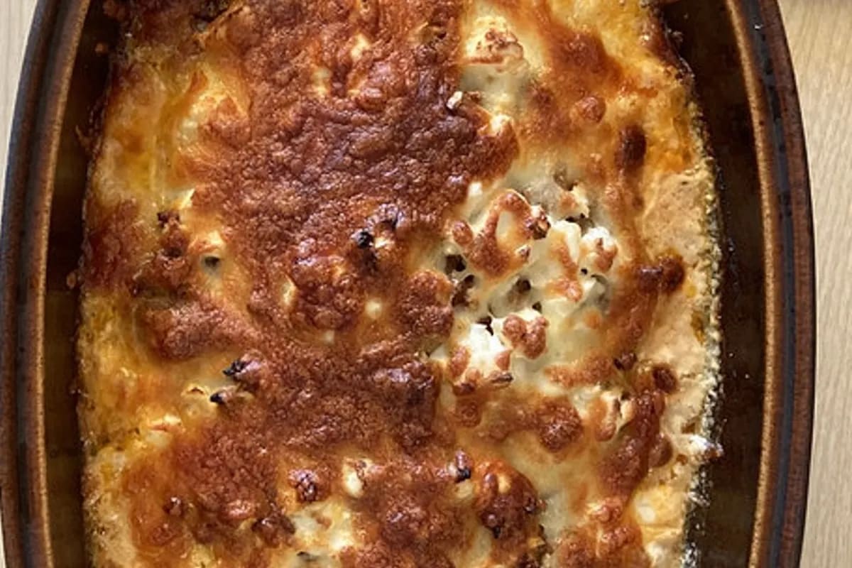 Süßkartoffel Hackfleisch Auflauf mit geschmolzenem Mozzarella und goldbrauner Kruste im Ofen
