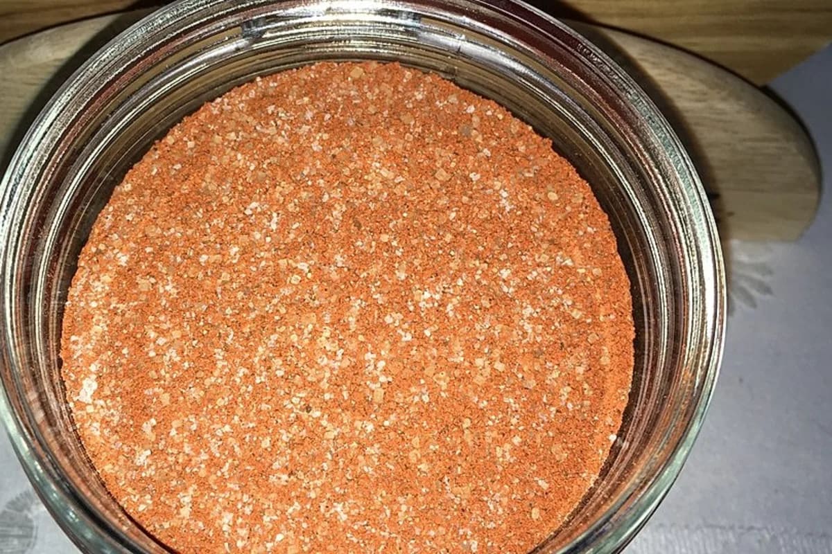 Glas mit selbstgemachter Magic Dust Gewürzmischung, daneben Messlöffel und Gewürzbehälter