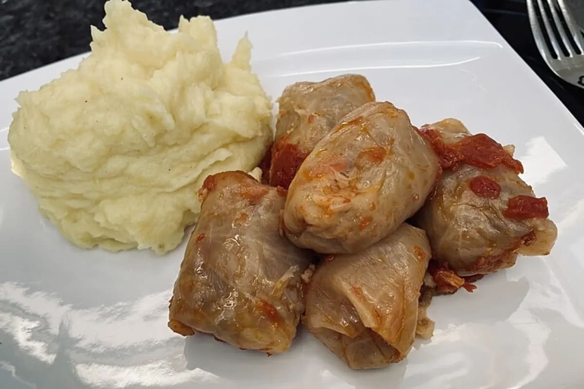 Kohlrouladen in einem Schnellkochtopf, dampfend und voller Geschmack