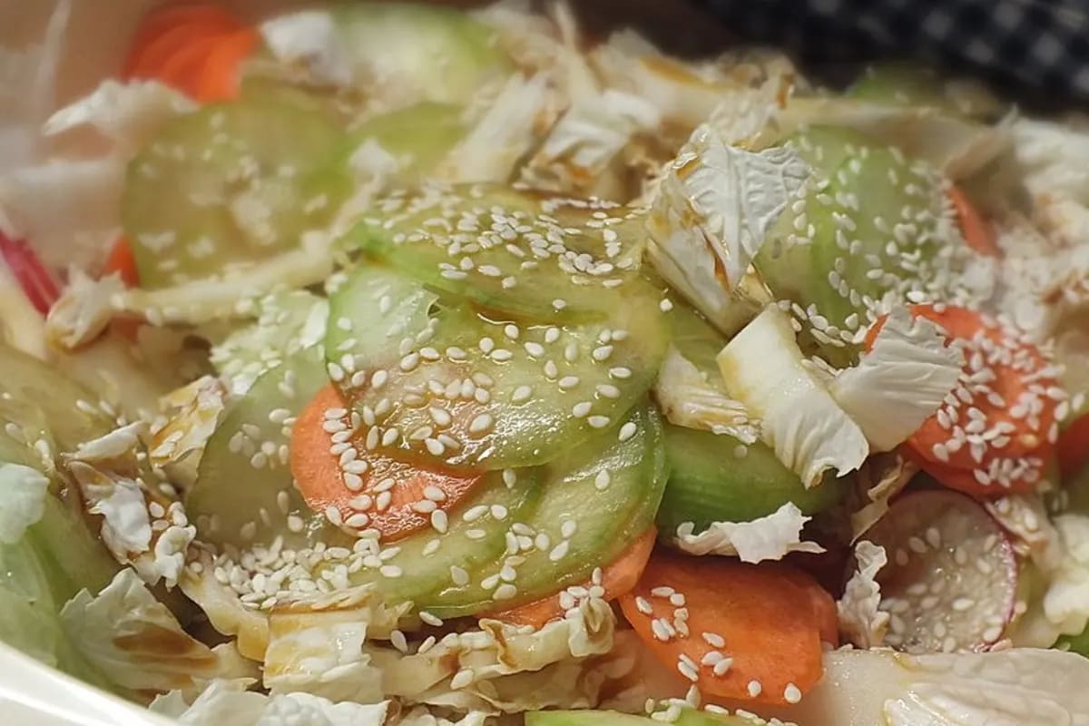 Frischer Chinakohlsalat mit goldbraun gerösteten Sesamkörnern und glänzendem japanischen Dressing