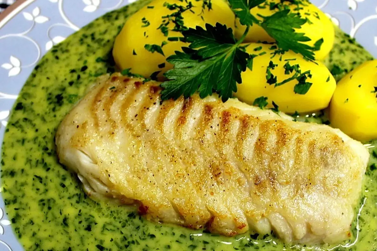 Cremige Petersiliensoße in einer Messschüssel, garniert mit frischer Petersilie