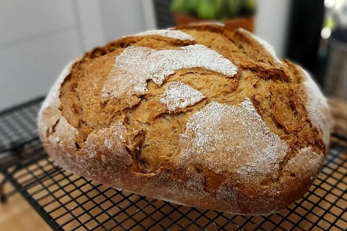 Goldbraunes Roggenbrot mit knuspriger Kruste, das frisch aus dem Ofen kommt