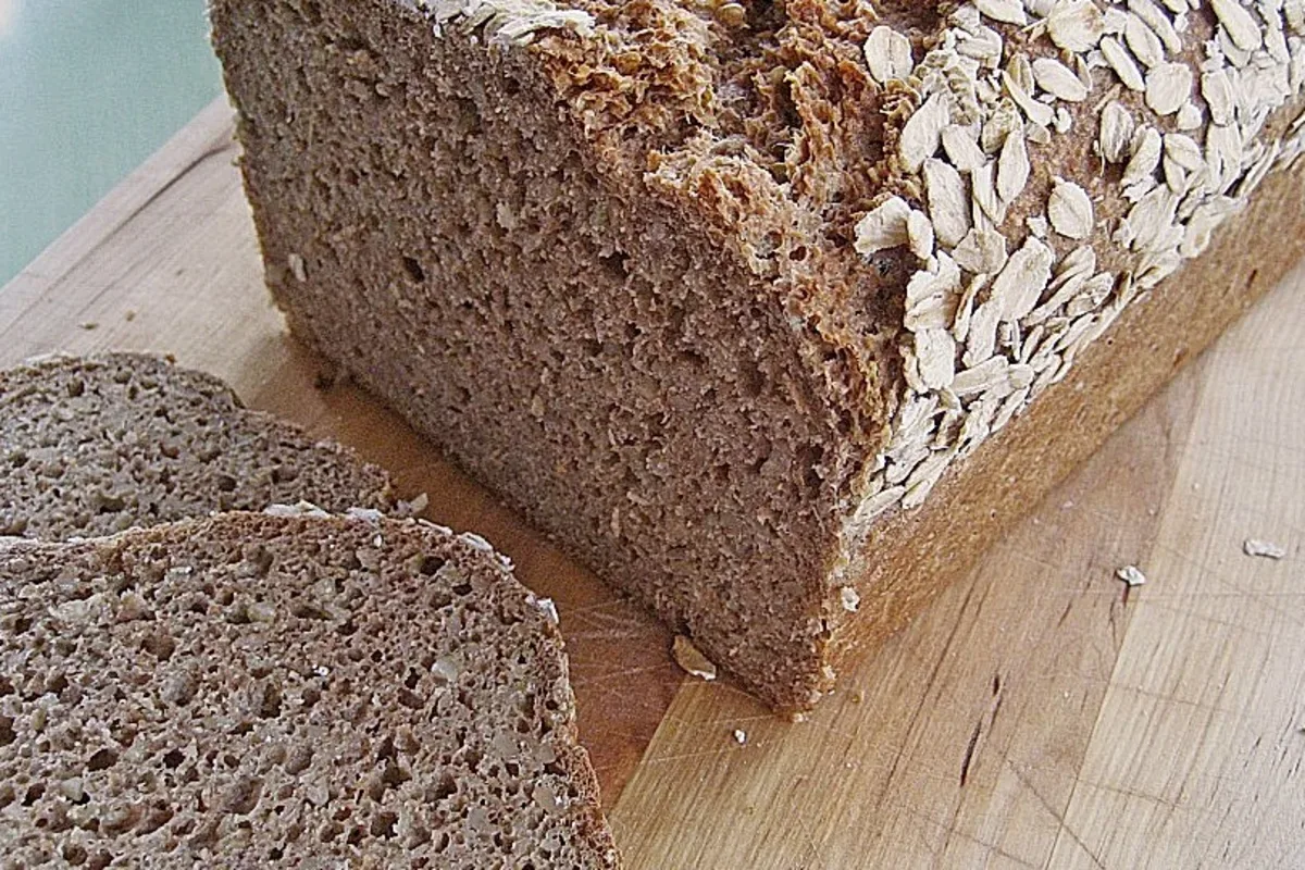 Frisch gebackenes saftiges Vollkornbrot in Scheiben geschnitten, knusprige Kruste deutlich sichtbar