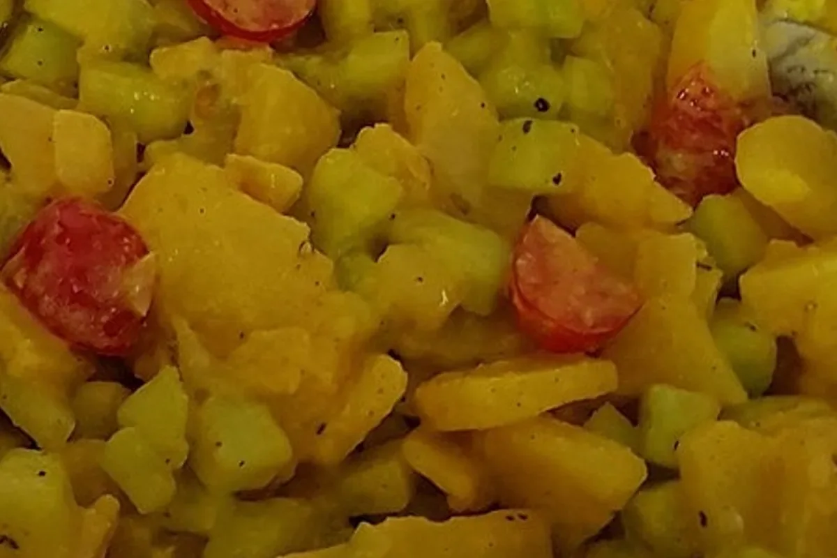 Bunter original spanischer Kartoffelsalat mit Tomaten, Gurken, Paprika, roten Zwiebeln und Olivenöl-Dressing in einer Holzschüssel