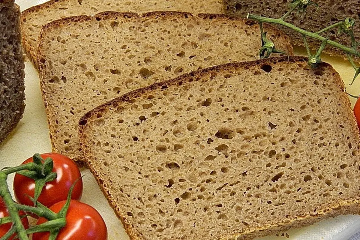 Frisch gebackenes, goldbraunes Roggenbrot mit knuspriger Kruste, aus der Kastenform herausgenommen
