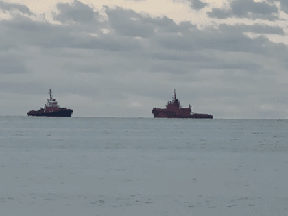 Морспасслужба выполняет сбор нефтепродуктов и обработку сорбентами масляных пятен