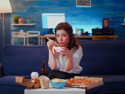 Почему лучше не переедать перед сном: 5 причин и последствий