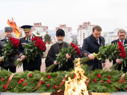 Глава Сочи Алексей Копайгородский и председатель Городского Собрания Сочи Виктор Филонов приняли участие в памятной акции в День защитника Отечества