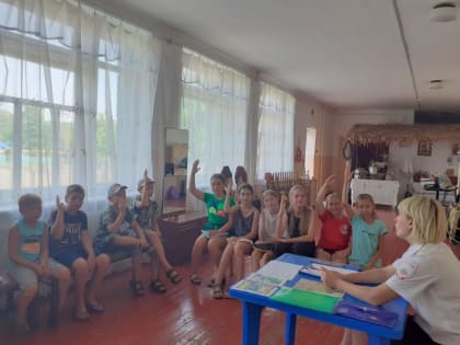 Госавтоинпектор провела беседу с участниками летнего лагеря о соблюдении ПДД