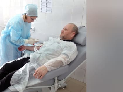 Один человек дает кровь, чтобы спасти жизнь другого