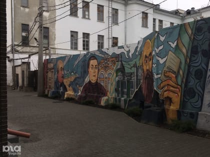 В центре Краснодара нарисовали кубанских предпринимателей XIX века. За забором с граффити остался мусор