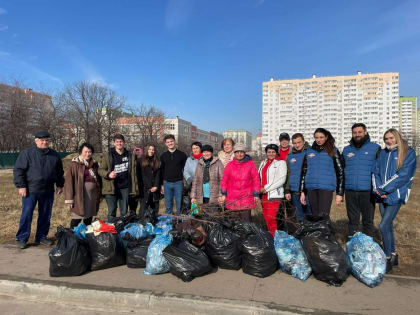 В Краснодаре единороссы провели субботник на территории 9-го округа