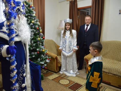 Исполняющий полномочия главы района продолжает поздравлять детей района с наступающими новогодними праздниками