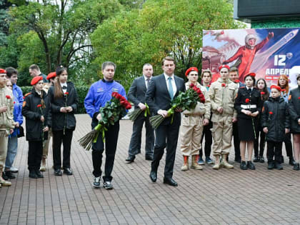 В День космонавтики глава Сочи Алексей Копайгородский и космонавт-испытатель Андрей Бабкин возложили цветы к бюсту летчика-космонавта Виталия Севастьянова