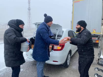 Водителей застрявших фур геленджичане обеспечили горячим питьем и едой.