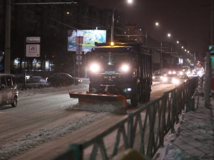 Более 600 человек обрабатывают пешеходные зоны от гололеда