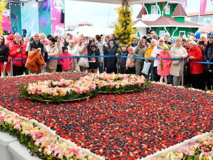 Самый большой в России торт приготовили в Сочи на 8 Марта