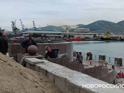 «Мы работаем, они — ломают!» Рабочие с Форумной площади в Новороссийске просят вандалов не уничтожать их труд