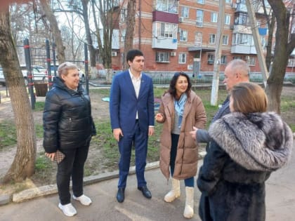 Депутат гордумы Краснодара Андрей Поленов обсудил с жителями ямочный ремонт во дворах домов