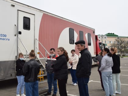 Доноры и медработники сдавали кровь в передвижной станции