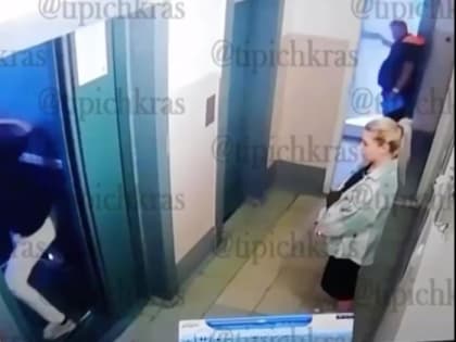 ​В многоэтажке Краснодара двое взрослых стояли и смотрели, как мужчина избивает школьника