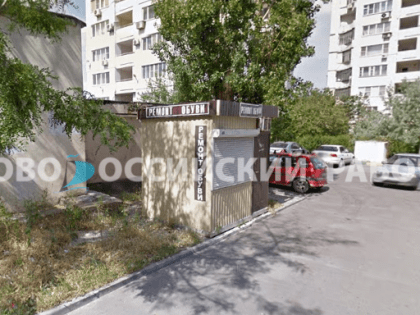 В Новороссийске за заброшенным киоском устроили общественный туалет