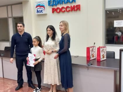 Владимир Торосян наградил участников конкурса рисунков «Навечно в истории он - Сталинград»