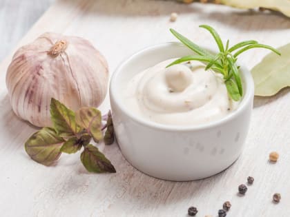 Чесночный йогурт: блюдо, которое спасет от гипертонии, остеопороза и рака кишечника
