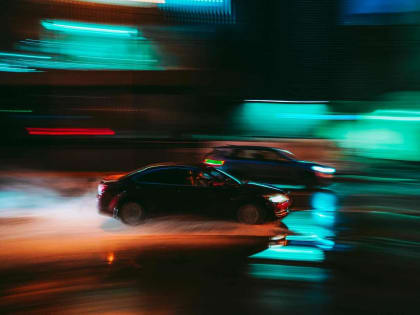 На улице Новороссийска водители «устраивают ралли», а пешеходы ходят по проезжей части. Кто поможет?