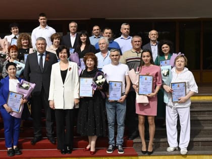 Накануне Праздника Весны и Труда 30 новороссийцев получили свидетельства о занесении на городскую Доску почета