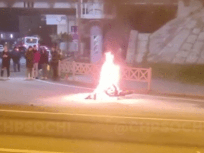 В Сочи в ДТП с легковушкой травмы получил курьер, скутер сгорел