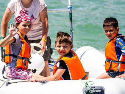 «Смелость - твоя суперспособность»: детей и подростков из сельских округов Новороссийского района приглашают на бесплатные занятия по яхтингу