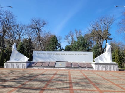 В сквере Боевой Славы Анапы навели порядок