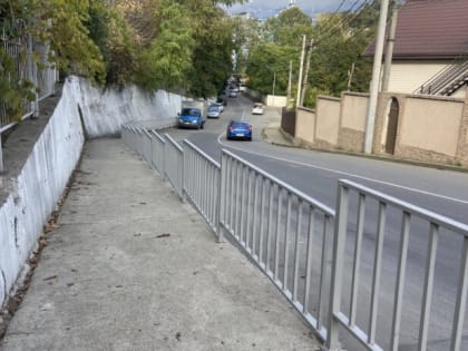 Защита пешеходов: новые ограждения в Новосочинске