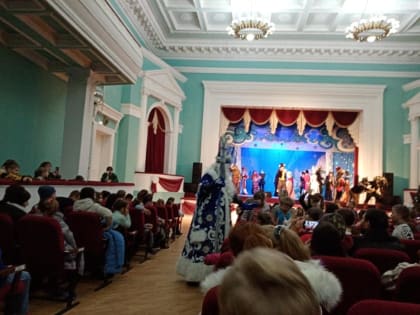 Артисты краевой филармонии представили "Новогоднюю историю девочки"