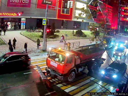 В городе-герое Новороссийске ведется обработка дорог пескосоляной смесью