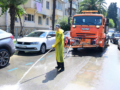 Уборка в Хосте: Городские службы восстанавливают порядок после непогоды