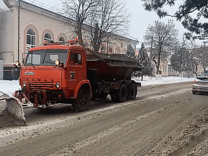 Снегоуборочная техника вторые сутки расчищает улицы Кавказского района