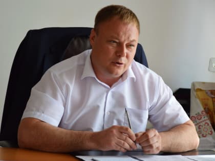 Рабочую неделю исполняющий полномочия главы района Сергей Дормидонтов начал с еженедельного планерного совещания с главами сельских поселений.