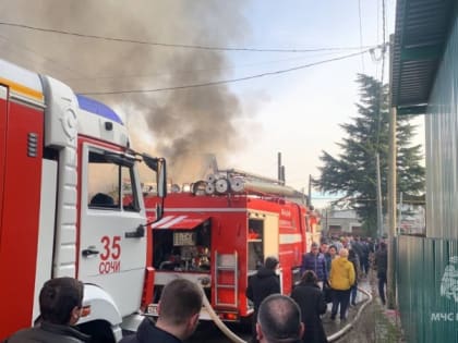 В Сочи огонь охватил несколько частных домов – пожар тушили на площади 720 "квадратов"