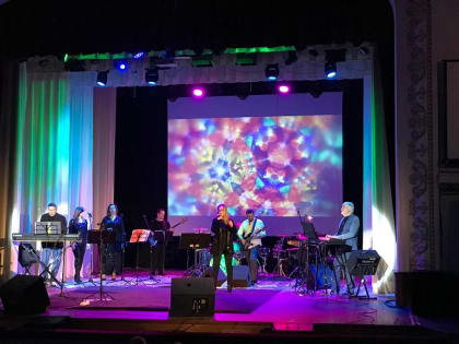 В первомайской программе группы «Торнадо» хиты советского рока