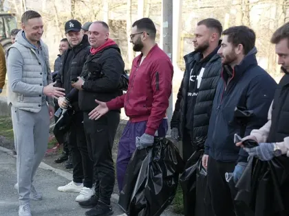 Мужчины Новороссийска в честь 8 Марта провели субботник на улицах города-героя