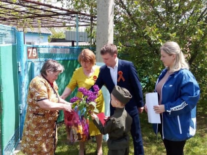 Единороссы поздравили ветеранов ВОВ с Днем Победы