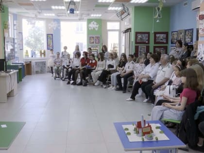 «НА ЗАЩИТЕ МИРА»: В ИРЦ «ШКОЛЬНИК-2» ОТКРЫЛАСЬ ТРАДИЦИОННАЯ АРТ-ГАЛЕРЕЯ