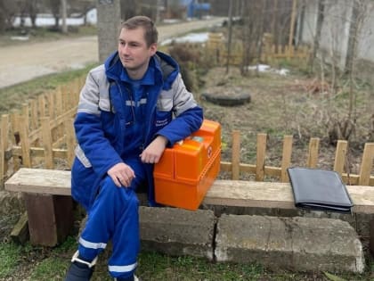 Медлить было нельзя: на Кубани врачи эвакуировали инвалида через реку к машине скорой помощи